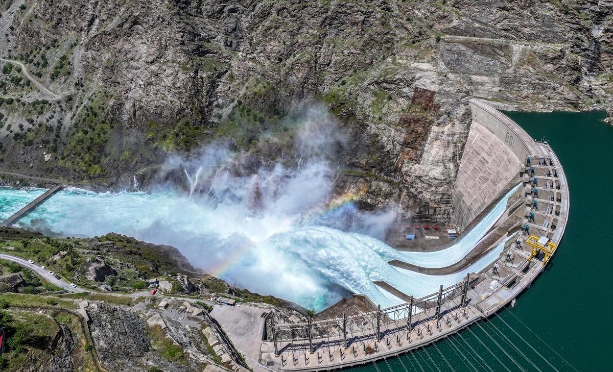 66 yıl sonra bir ilk! Barajlar taştı, kapaklar a&ccedil;ıldı 12