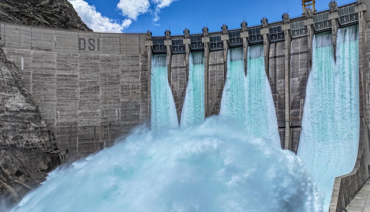 66 yıl sonra bir ilk! Barajlar taştı, kapaklar a&ccedil;ıldı 13