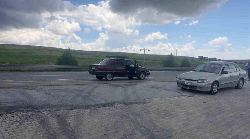 İki otomobilin &ccedil;arpıştığı kazada bir kişi yaralandı