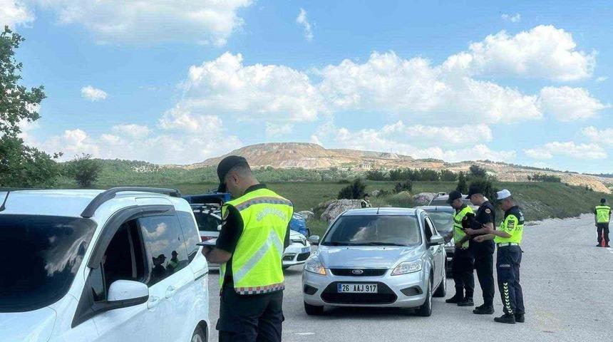 Bilecik&rsquo;te bayram denetimi: 321 kişi ve 144 ara&ccedil; sorgulandı