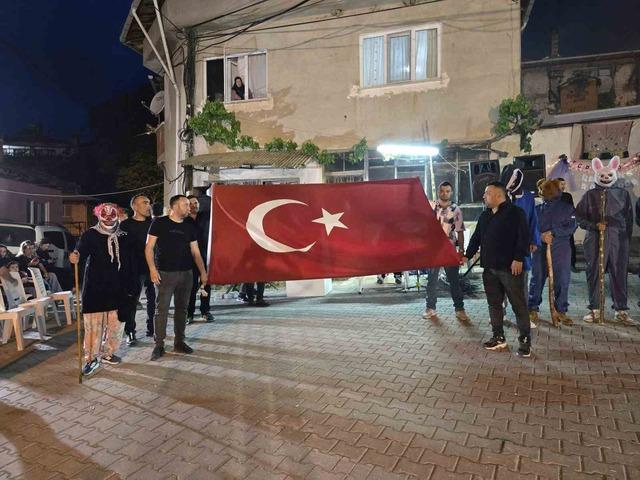 Yunan askerine geçit vermeyen dedelerini andılar 4