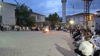 Son dakika: Yunan askerine ge&ccedil;it vermeyen dedelerini andılar