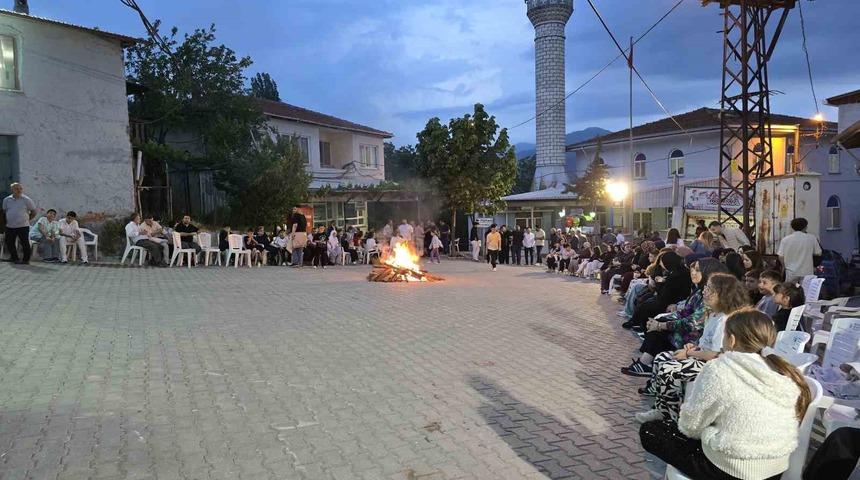 Yunan askerine ge&ccedil;it vermeyen dedelerini andılar