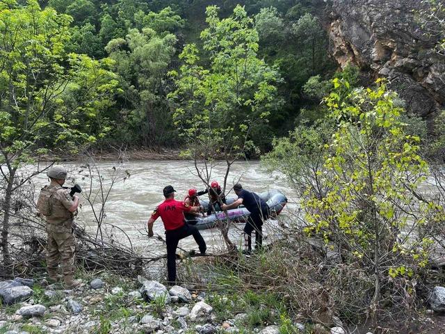 Pülümür Çayı’nda mahsur kalan şahsı jandarma kurtardı 3