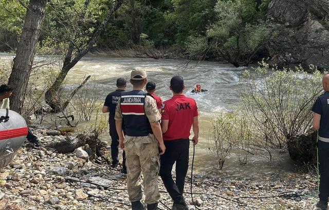 Pülümür Çayı’nda mahsur kalan şahsı jandarma kurtardı 2