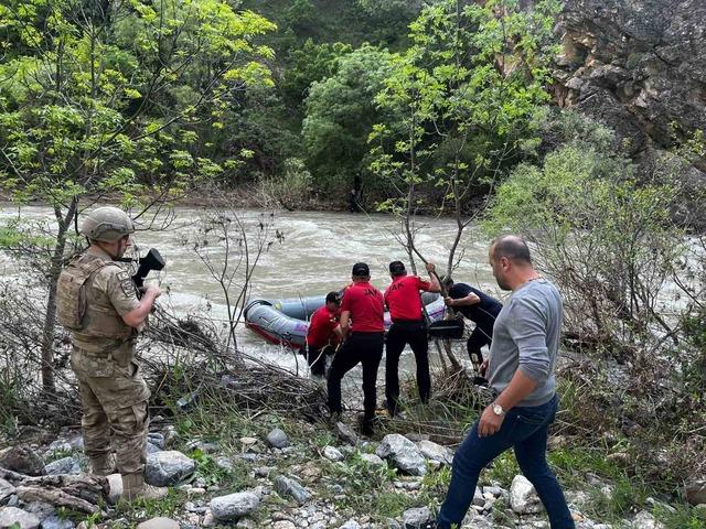 Pülümür Çayı’nda mahsur kalan şahsı jandarma kurtardı 1