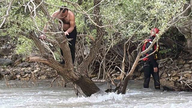 Pülümür Çayı’nda mahsur kalan şahsı jandarma kurtardı
