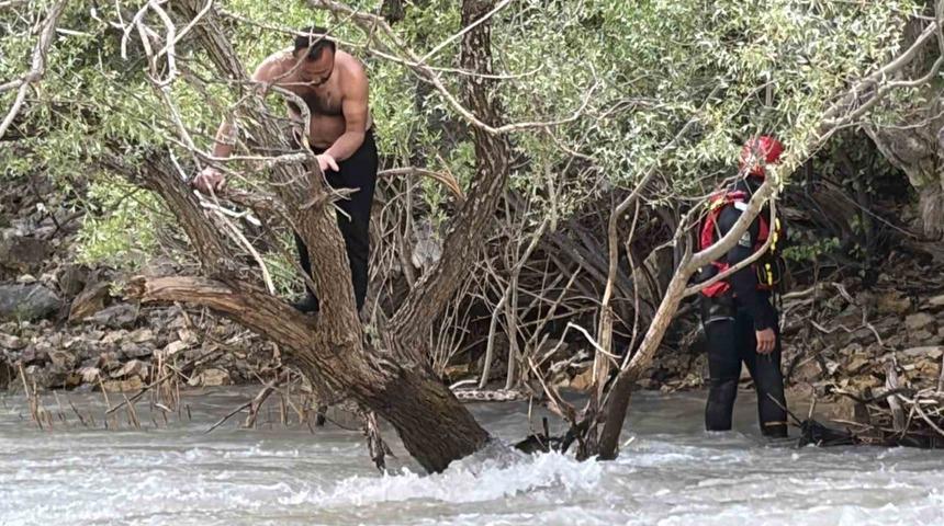 P&uuml;l&uuml;m&uuml;r &Ccedil;ayı&rsquo;nda mahsur kalan şahsı jandarma kurtardı