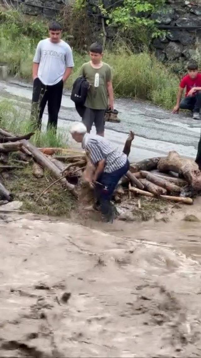 Odun uğruna canını hiçe sayarak dereye giren vatandaşın o anları kamerada 2