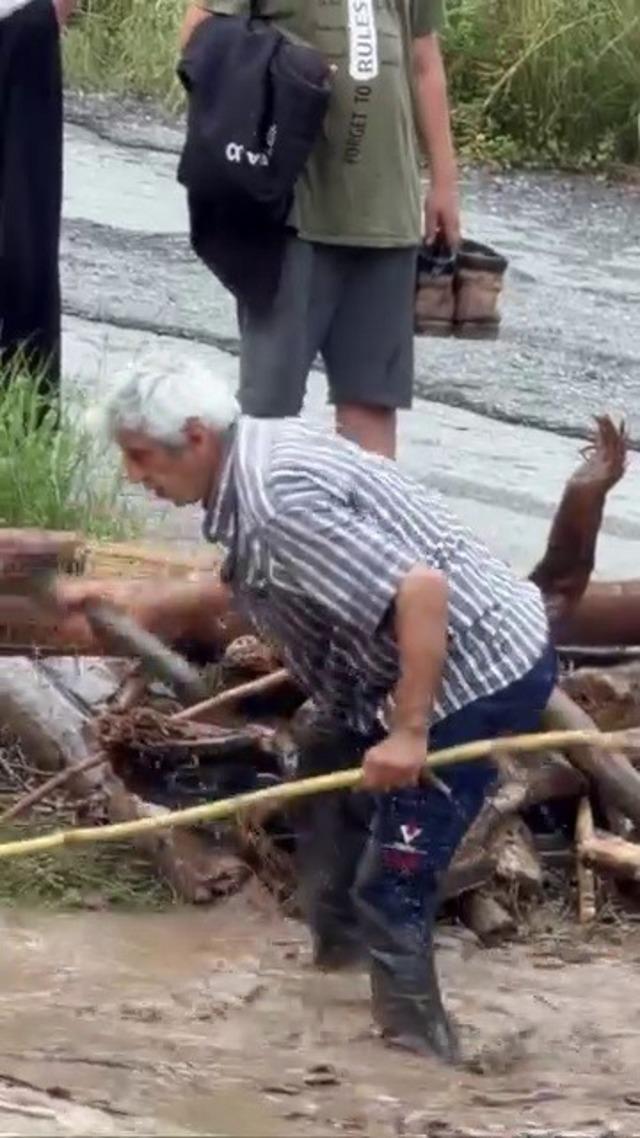 Odun uğruna canını hiçe sayarak dereye giren vatandaşın o anları kamerada 1