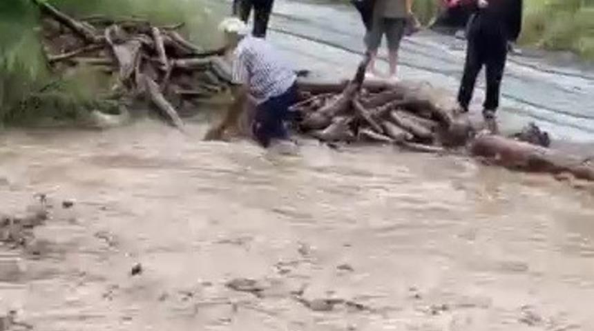 Odun uğruna canını hi&ccedil;e sayarak dereye giren vatandaşın o anları kamerada