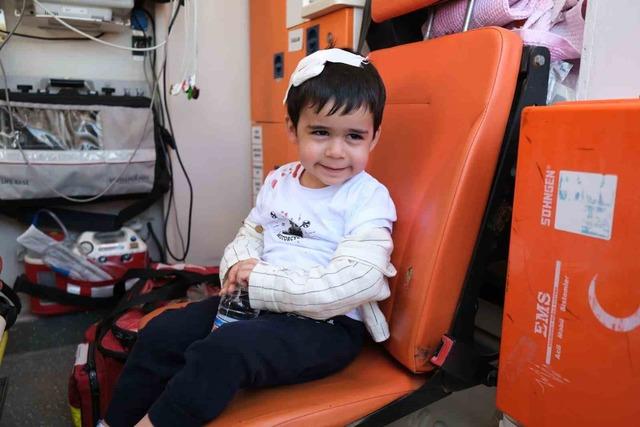 Elazığ’da otomobil aydınlatma direğine çarptı: 1’i bebek 4 yaralı 4