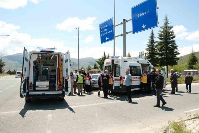 Elazığ’da otomobil aydınlatma direğine çarptı: 1’i bebek 4 yaralı 2