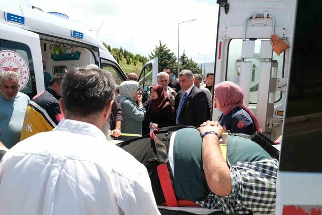 Elazığ’da otomobil aydınlatma direğine çarptı: 1’i bebek 4 yaralı 1