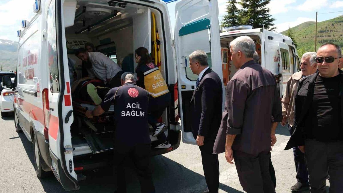Elazığ’da otomobil aydınlatma direğine çarptı: 1’i bebek 4 yaralı