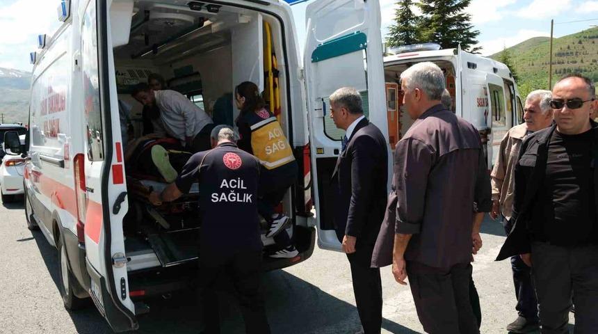 Elazığ&rsquo;da otomobil aydınlatma direğine &ccedil;arptı: 1&rsquo;i bebek 4 yaralı