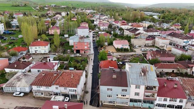 Büyükşehir’den Sarız’daki 1,3 kilometrelik ana arterde yol yapım ve sıcak asfalt çalışması 4
