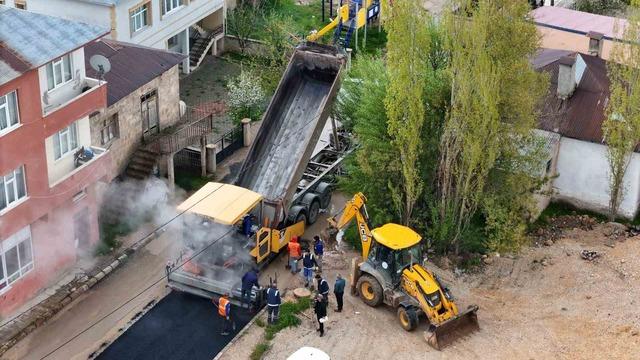 Büyükşehir’den Sarız’daki 1,3 kilometrelik ana arterde yol yapım ve sıcak asfalt çalışması 3