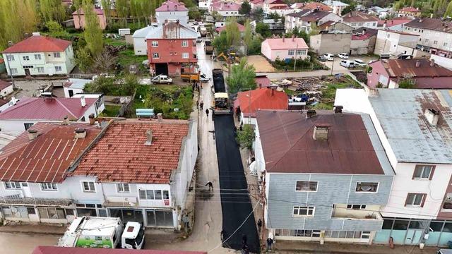 Büyükşehir’den Sarız’daki 1,3 kilometrelik ana arterde yol yapım ve sıcak asfalt çalışması 2