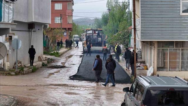 Büyükşehir’den Sarız’daki 1,3 kilometrelik ana arterde yol yapım ve sıcak asfalt çalışması 1