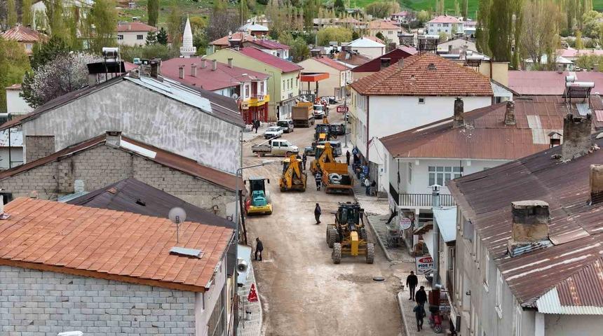 B&uuml;y&uuml;kşehir&rsquo;den Sarız&rsquo;daki 1,3 kilometrelik ana arterde yol yapım ve sıcak asfalt &ccedil;alışması