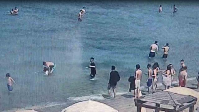 Kuşadası’nda denizde can pazarı: 70 yaşındaki turist ölümden döndü
