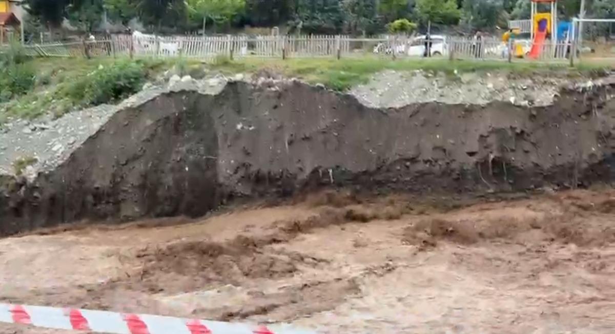 Yine sele teslim oldu! Araçlar yüzdü, köprüler çöktü 10