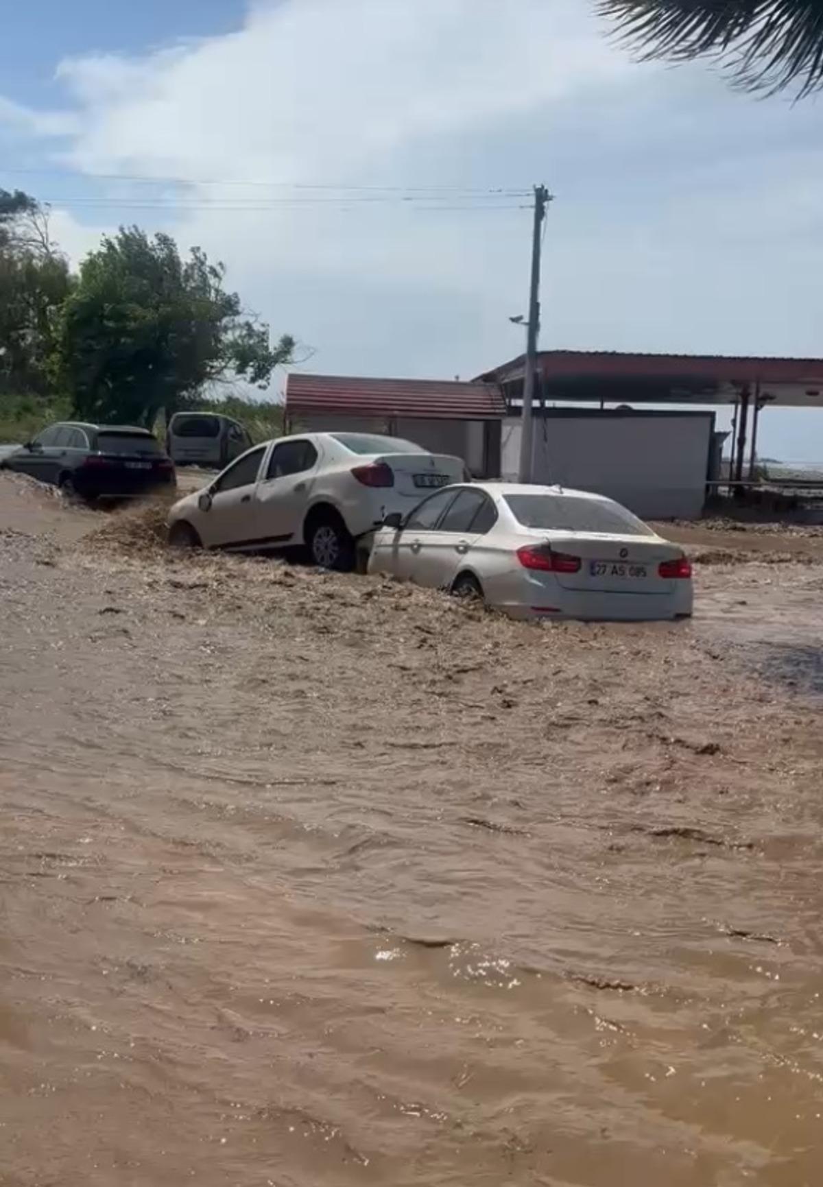 Yine sele teslim oldu! Araçlar yüzdü, köprüler çöktü 4