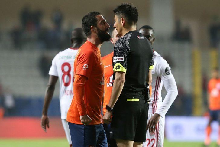 İtalyan La Gazzetta dello Sport “Türk futbolcu Arda çıldırdı, hakemi ittirdi ve kırmızı kart gördü” derken,