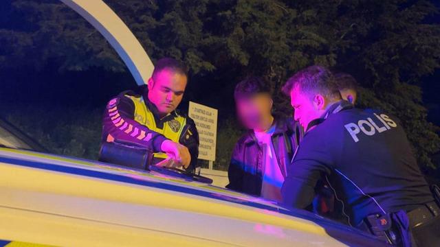 Yedikleri cezaya inanamadılar! Toplamak için 3 kişi hesap makinesi kullandı