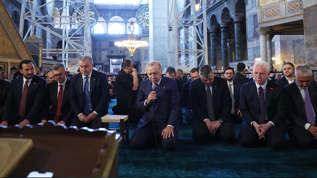 Cumhurbaşkanı Erdoğan Ayasofya'da Kur’an okudu!
