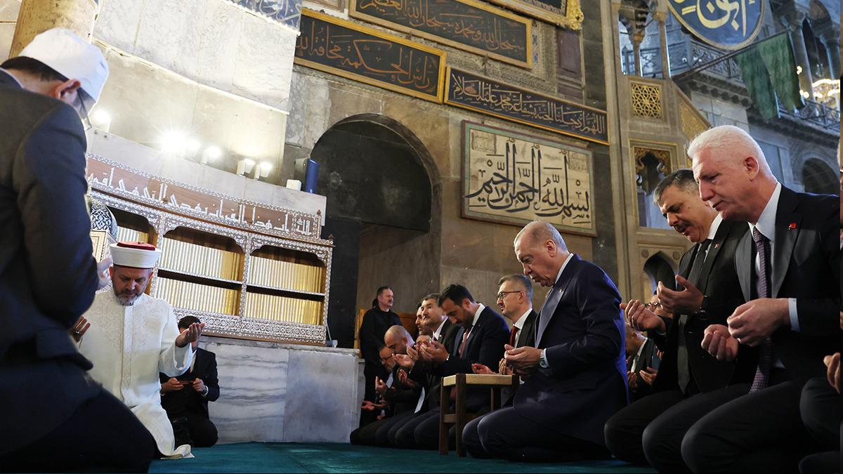 Cumhurbaşkanı Erdoğan Ayasofya da Kur’an okudu! 1