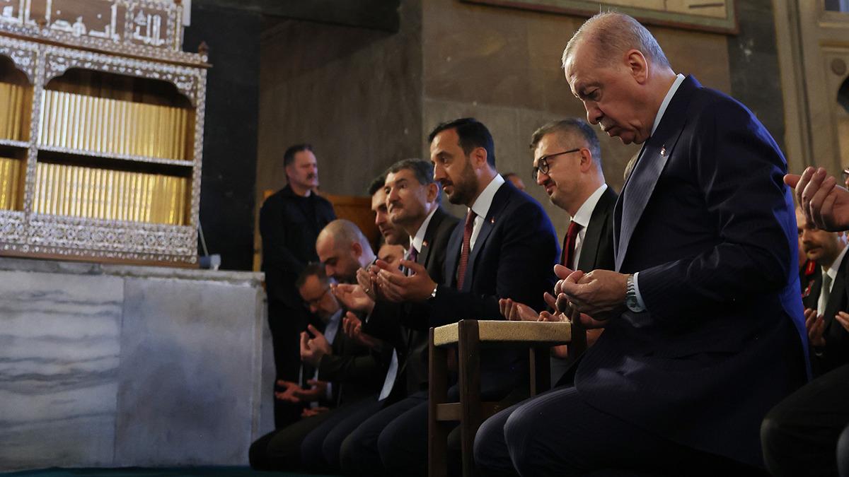 Cumhurbaşkanı Erdoğan Ayasofya da Kur’an okudu! 3