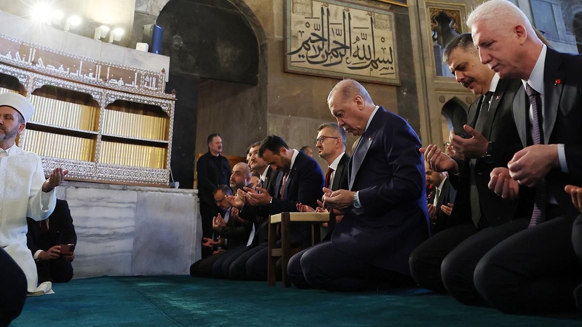Cumhurbaşkanı Erdoğan Ayasofya da Kur’an okudu! 4