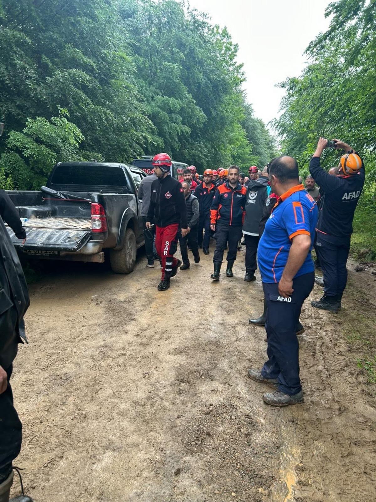 Kahreden olay: Anne ve oğul taşan derede kayboldu! Cansız bedenleri çıkarıldı 6