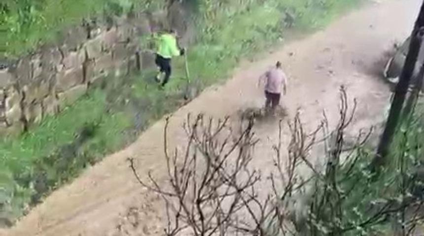 Kavak&rsquo;ta etkili olan yağışlar yolları dereye &ccedil;evirdi