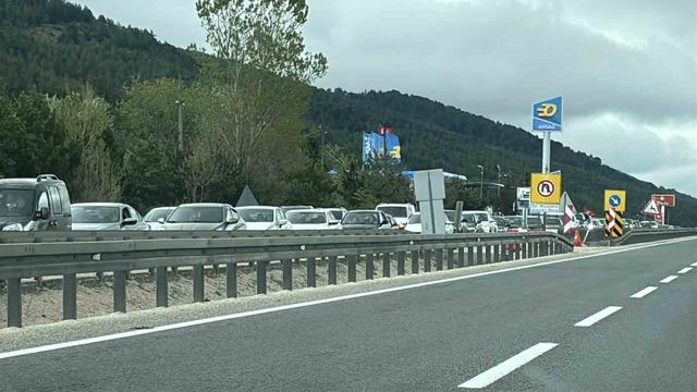 Bayram tatilcilerinin dönüş yolculuğu başladı: Gerede güzergahında uzun araç kuyrukları 4