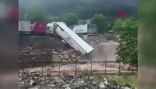 Hatay'da sel! TIR'lar heyelanda zarar g&ouml;rd&uuml;