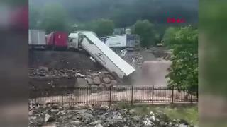 Hatay'da sel! TIR'lar heyelanda zarar gördü