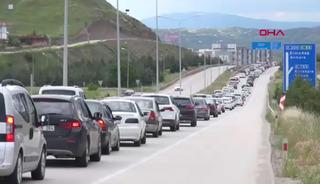 Tatilciler d&ouml;n&uuml;ş yoluna d&uuml;şt&uuml;! 'Kilit kavşak'ta trafik yoğunluğu