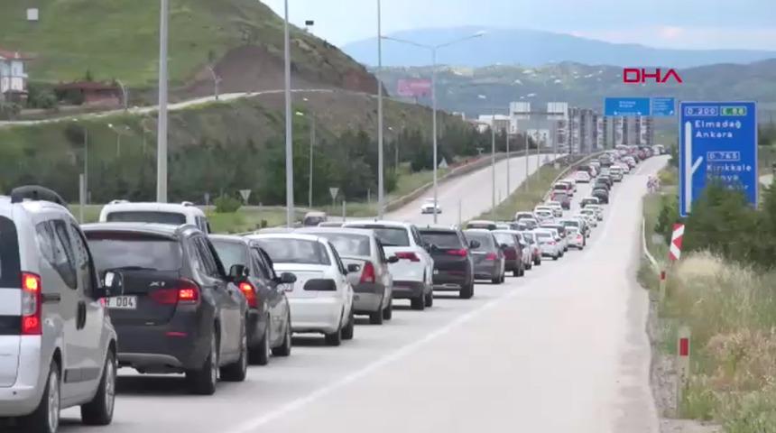 Tatilciler d&ouml;n&uuml;ş yoluna d&uuml;şt&uuml;! 'Kilit kavşak'ta trafik yoğunluğu