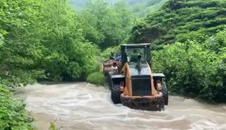 Artvin'de dere taştı, iş&ccedil;iler mahsur kaldı