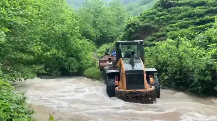 Artvin'de dere taştı, iş&ccedil;iler mahsur kaldı