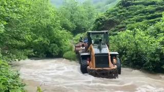 Artvin'de dere taştı, işçiler mahsur kaldı