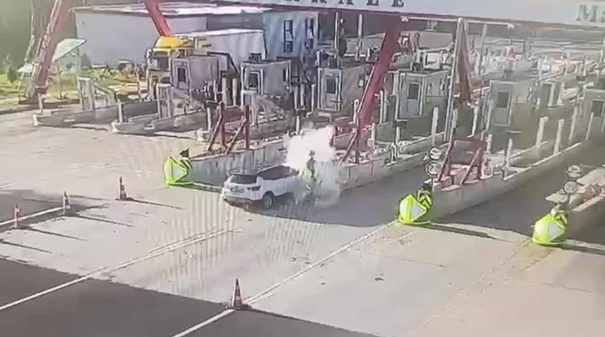 Tekirdağ'da feci kaza! Gişelere &ccedil;arpan otomobildeki kadın &ouml;ld&uuml;
