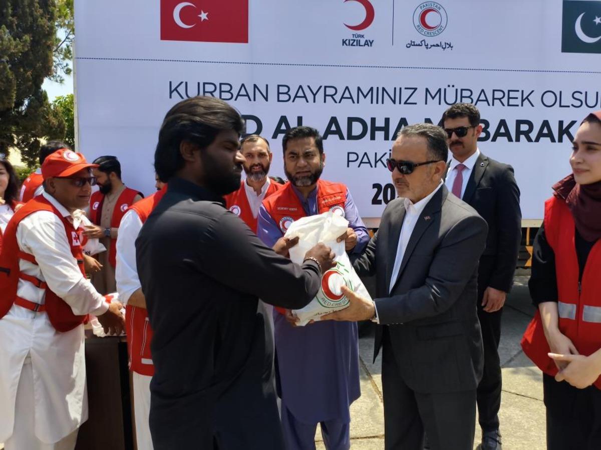 Türk Kızılay’ı İslamabad’da kurban hisse dağıtımına devam ediyor 3