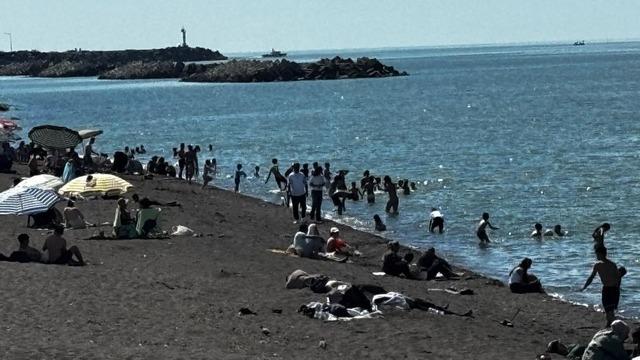 Akçakoca sahilleri bayramda doldu taştı
