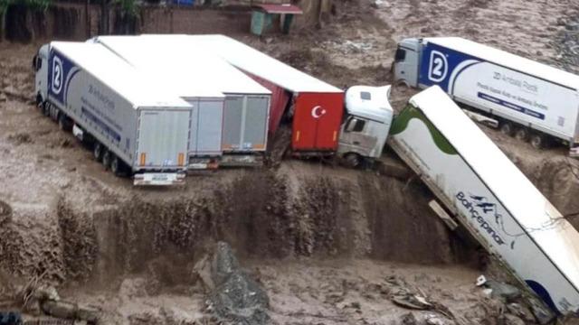 Osmaniye’deki heyelanda 6 tır zarar gördü