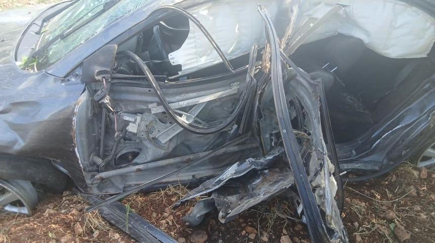 Kontrolden &ccedil;ıkarak devrilen otomobildeki 5 kişi yaralandı