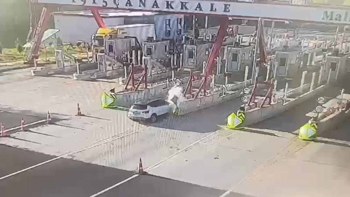 Gişelerde otomobil bariyere çarptı: 1 ölü, 1 yaralı